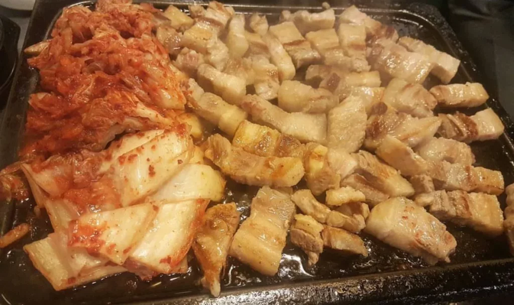 한국의 맛: 제주의 매운 거리부터 서울의 지글지글 그릴까지